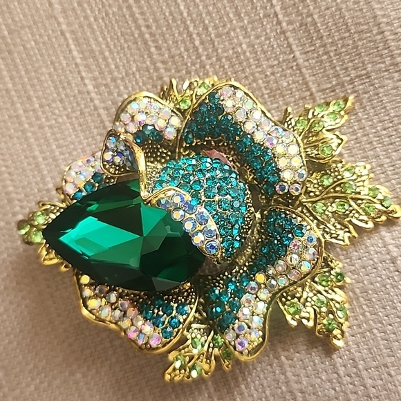 Jewelry - New Multi Rhinestone Flower Brooch